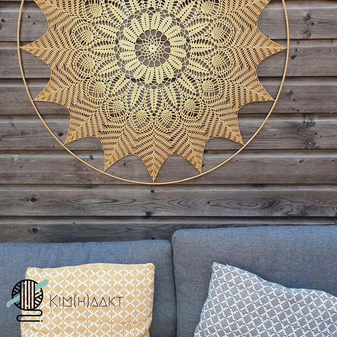 gehaakte mandala buiten hangen